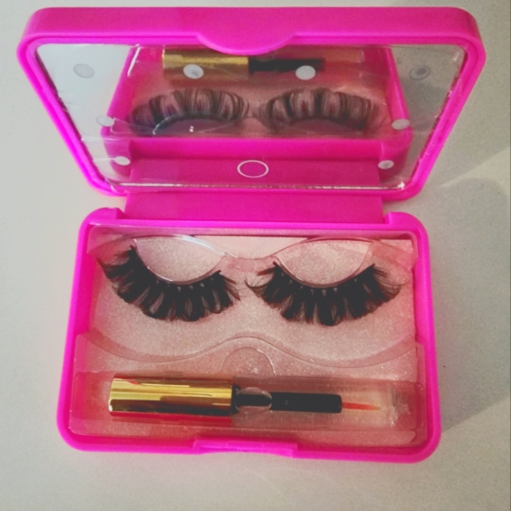 Luxury Dramatic 3D Lashes with LED Lights Case and Glue - Picture 8 of 9